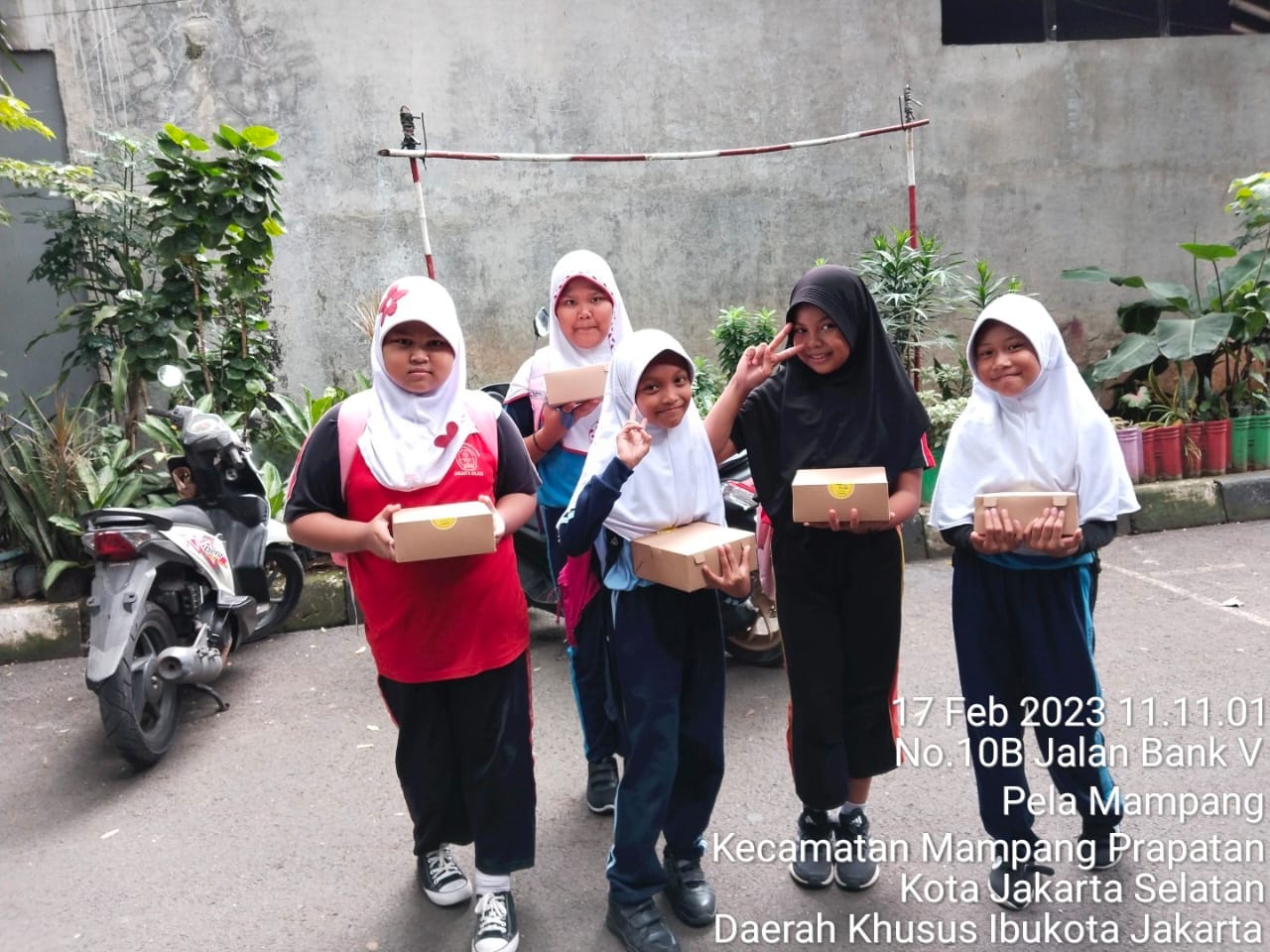WKRI bekerjasama dengan PSE menyediakan 30 box sarapan pagi dan dibagikan kepada siswa-siswa SDN Pela Mampang.