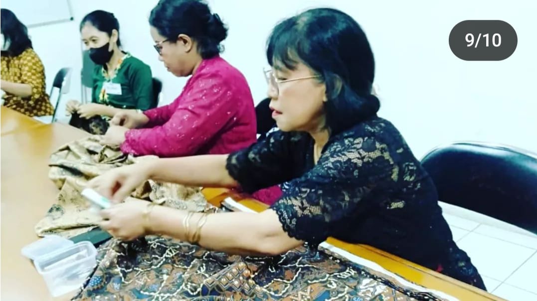 Mengikuti Lomba Mewiru Kain & Memasak yg diselenggarakan paroki Blok Q