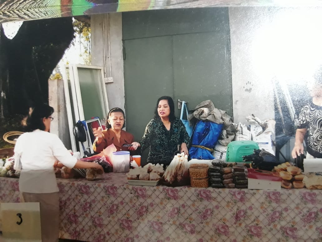 PENJUALAN SAYUR MAYUR DI   HALAMAN GEREJA