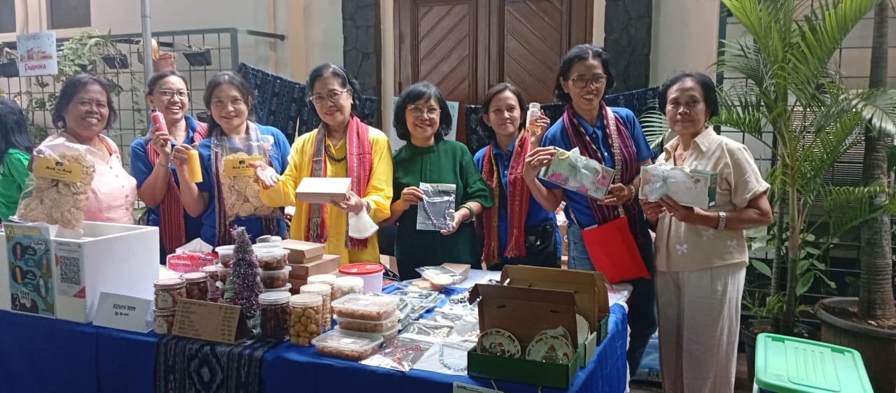 Mengikuti Bazar Paroki Blok Q                       di halaman Gereja