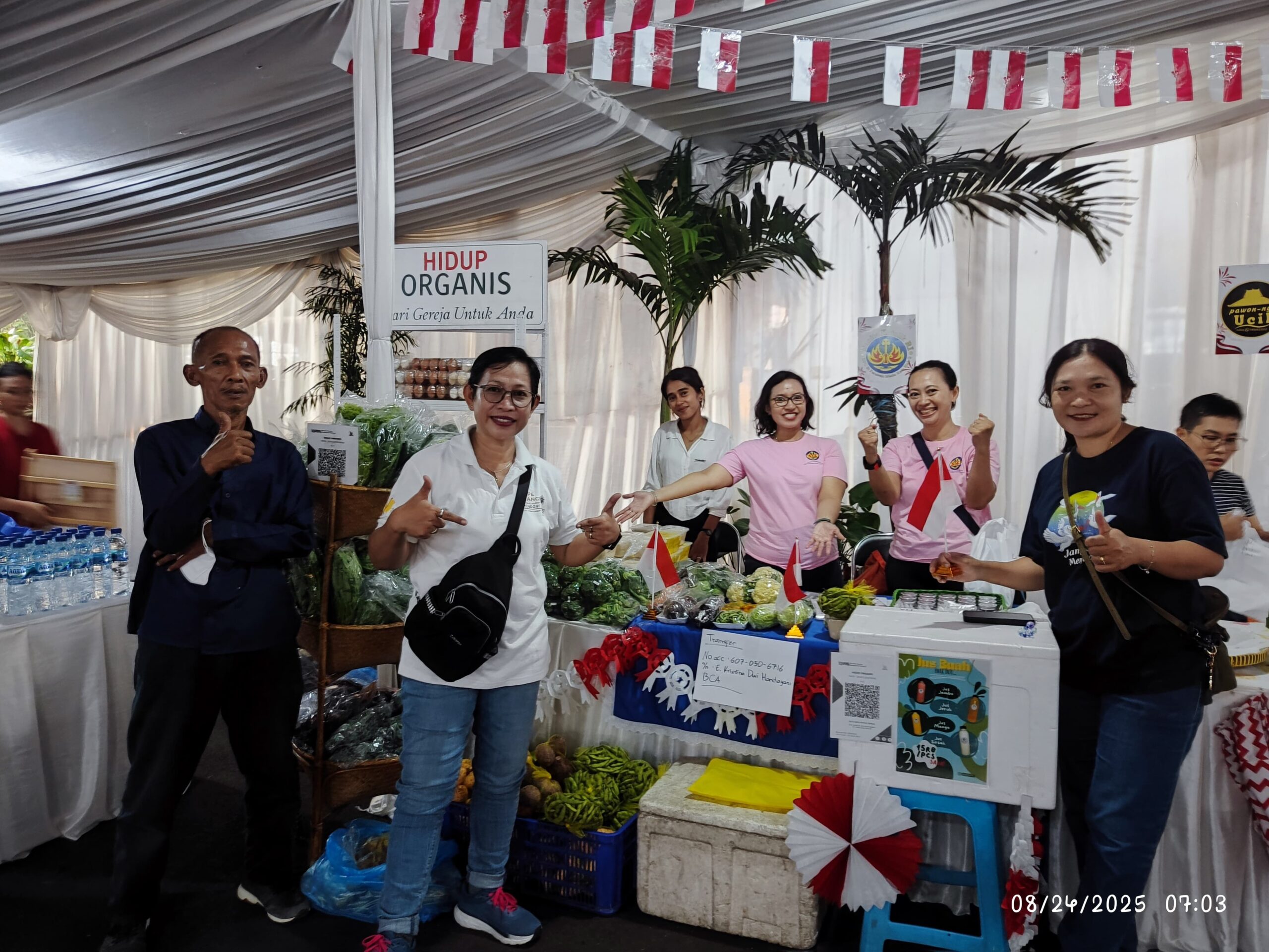 Mengikuti Bazar Paroki Blok Q                       di halaman Gereja
