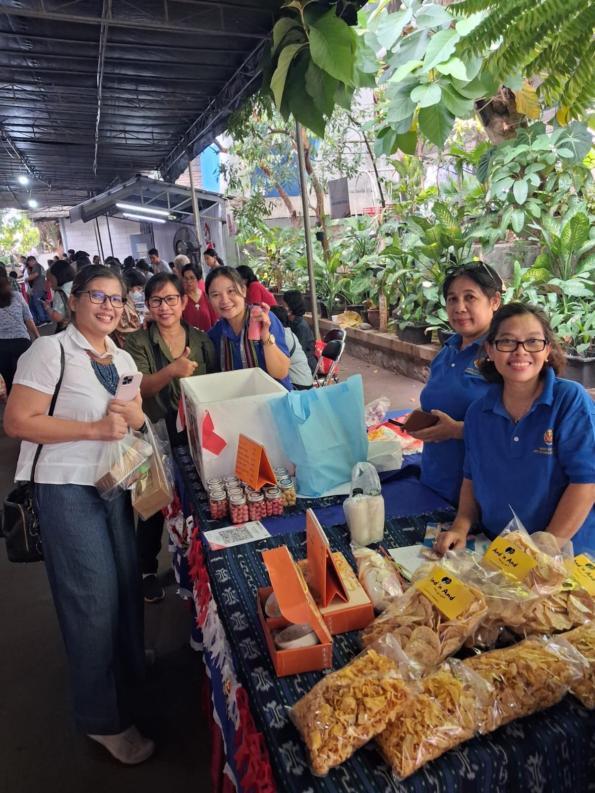 Mengikuti Bazar Paroki Blok Q                       di halaman Gereja