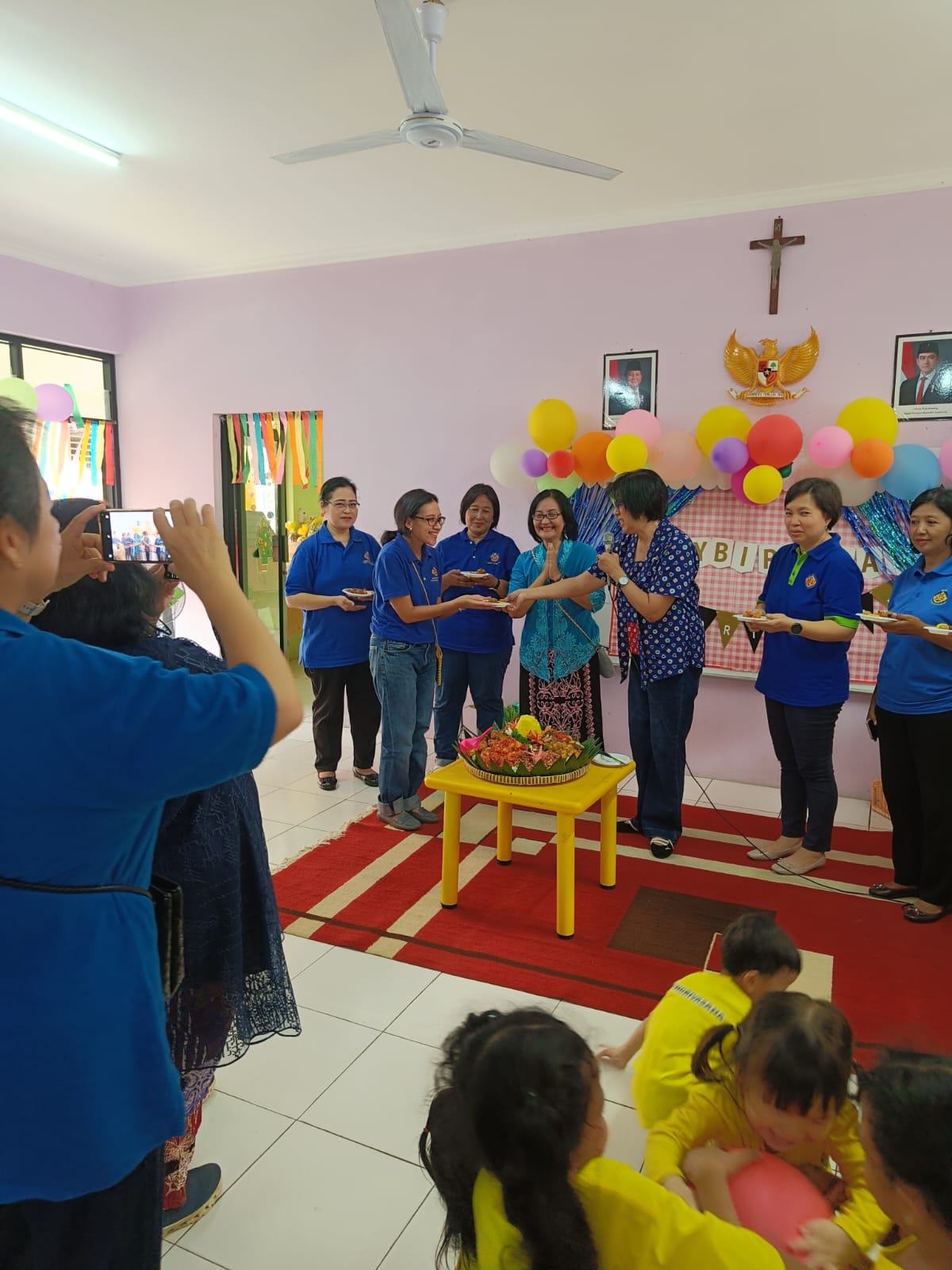 Wanita Katolik RI Cabang Santa Perawan Maria Ratu Blok Q hadir dalam acara HUT TK Indriyasana yang ke-42